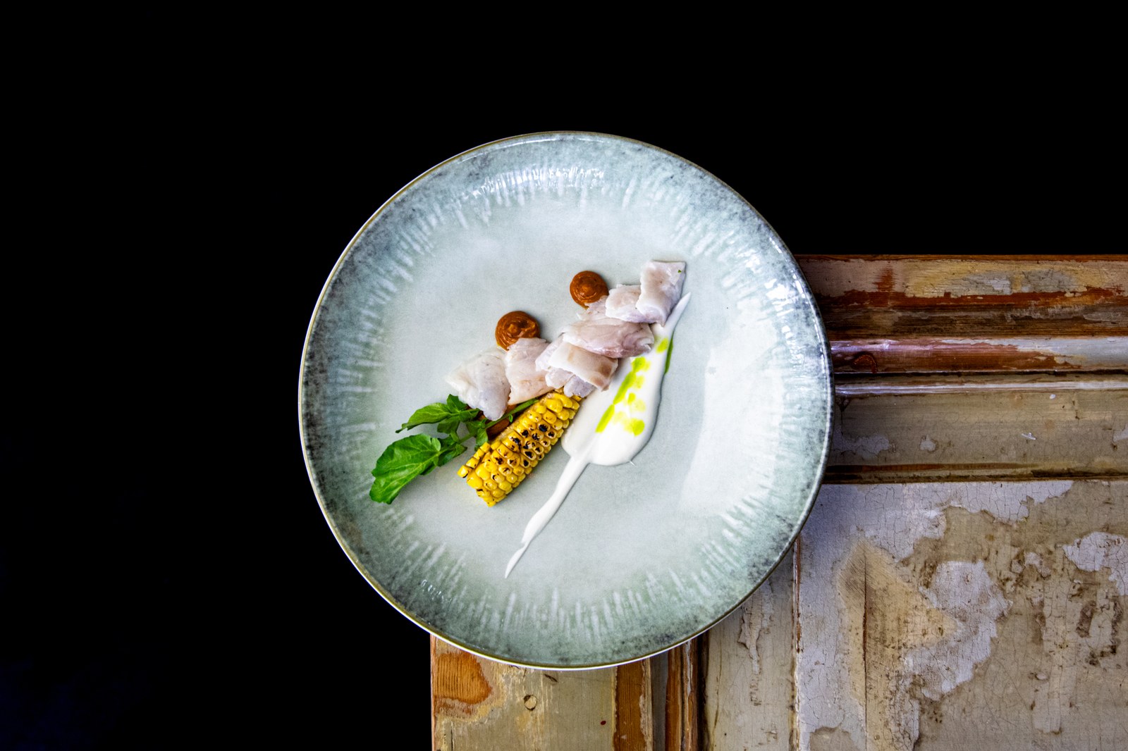 Gerecht van De Nieuwe Keuken op een keramisch bord