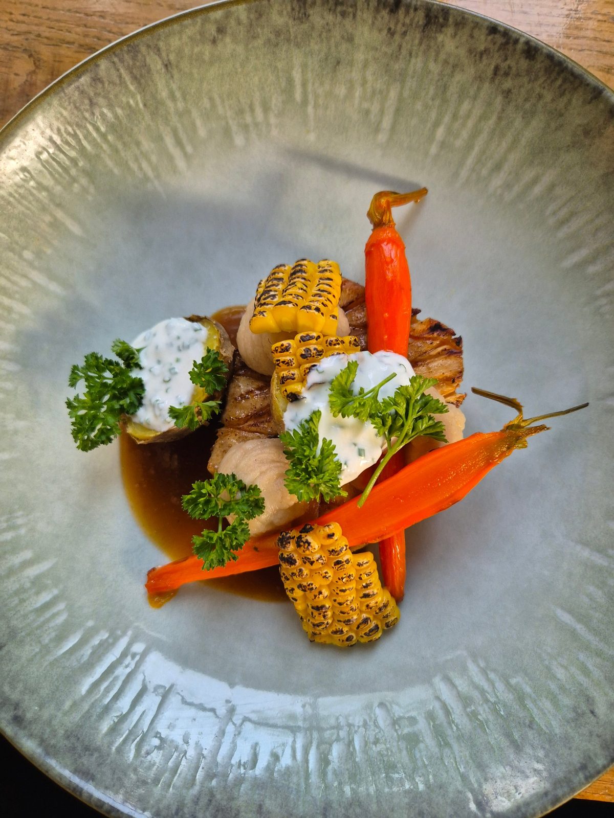 Gerecht van De Nieuwe Keuken op een keramisch bord